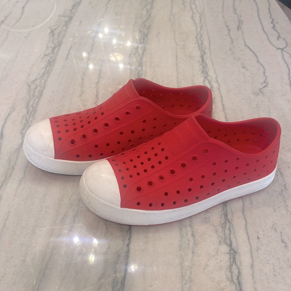 Native Shoes. Red. J2